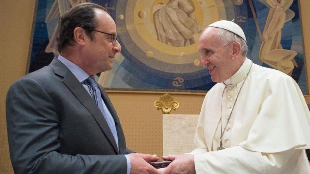 El Papa Francisco y el presidente francés, François Hollande, en el Vaticano.-AFP / OSSERVATORE ROMANO