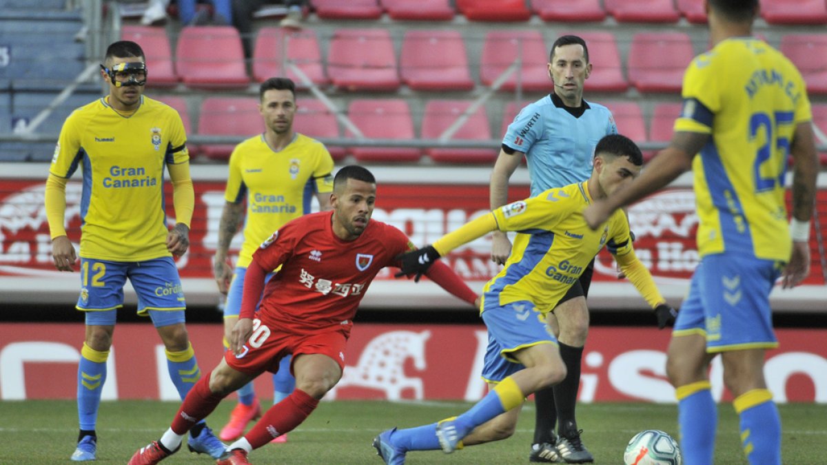 Gus Ledes persigue a Pedri en el encuentro del sábado ante Las Palmas. VALENTÍN GUISANDE