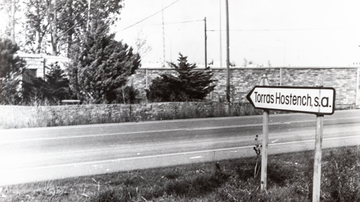 Cartel indicador de la empresa Torras en 1987.-HDS