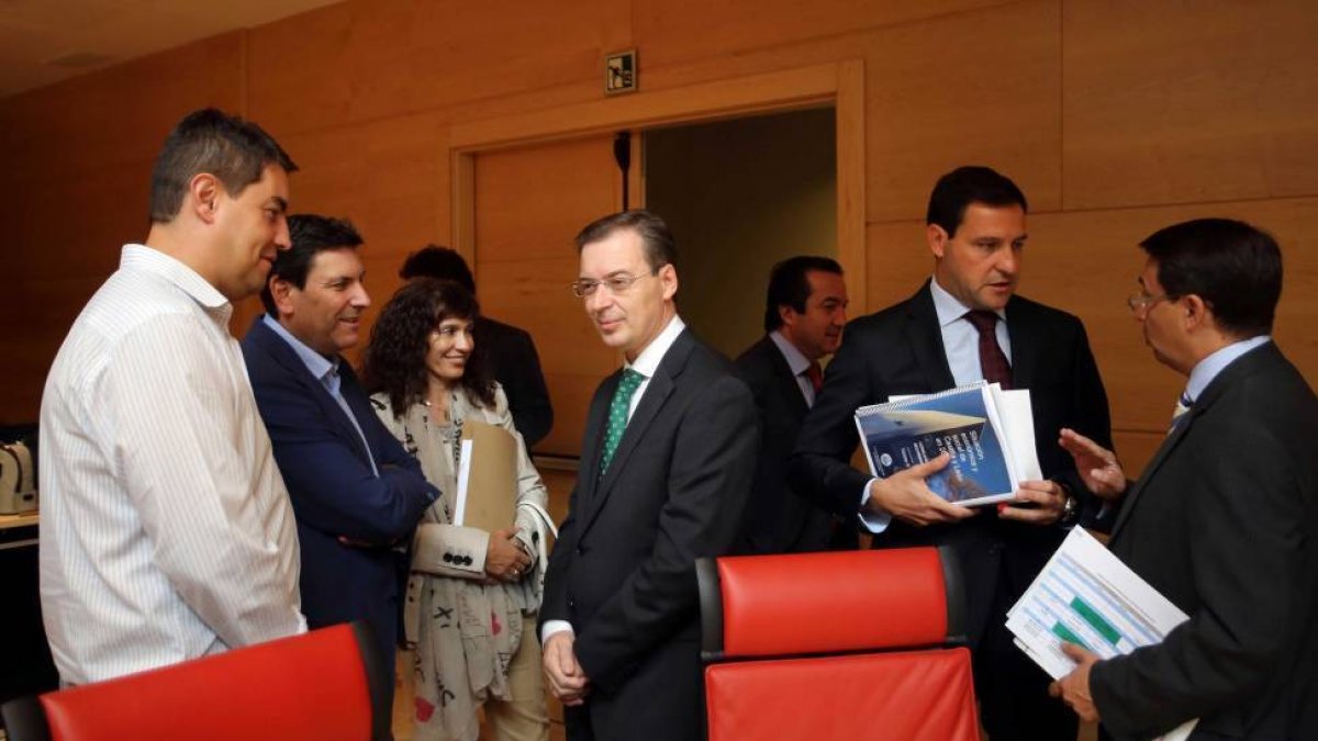 El presidente del Consejo Económico y Social de Castilla y León, Germán Barrios (C), comparece en las Cortes para presentar el informe anual de 2014-Ical