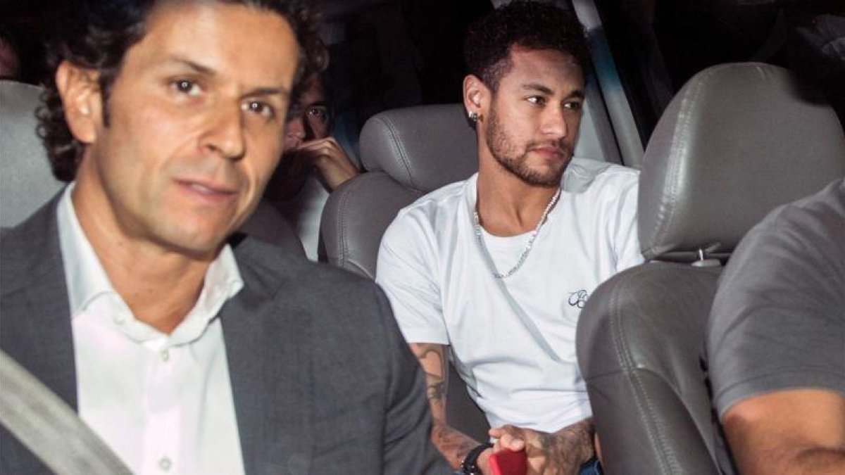 Neymar llega al hospital de Balo Horizonte para la operación junto al cirujano.-AFP / NELSON ALMEIDA