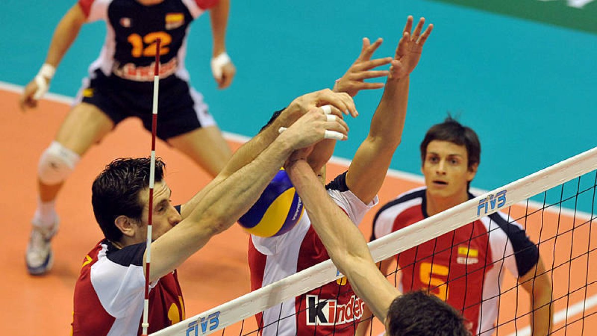 Ibán Pérez intenta bloquear a un jugador argentino. / RFEVB-