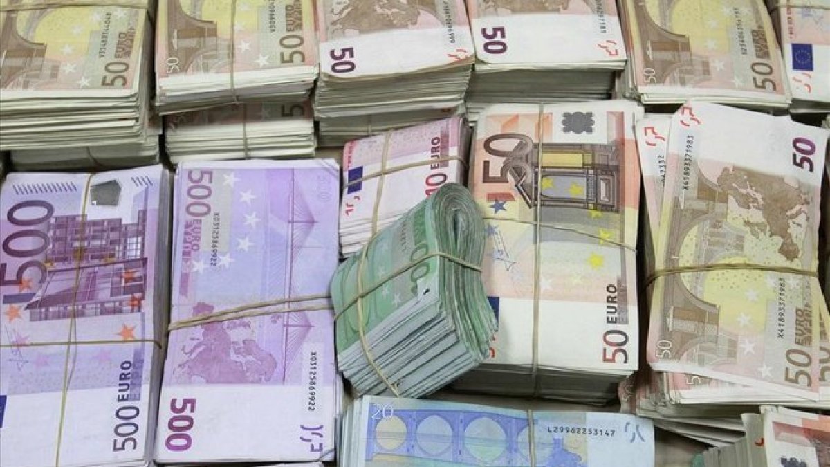 Fajos de billetes de euro.-ANDREA COMAS (REUTERS)