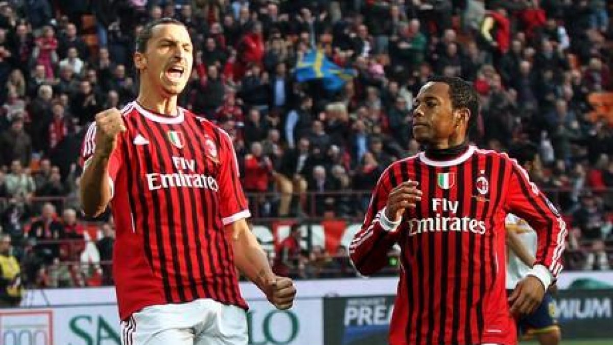 El delantero sueco Zlatan Ibrahimovic, izquierda, es felicitado por su compañero brasileño Robinho, durante un partido de la Liga italiana.-EFE / MATTEO BAZZI