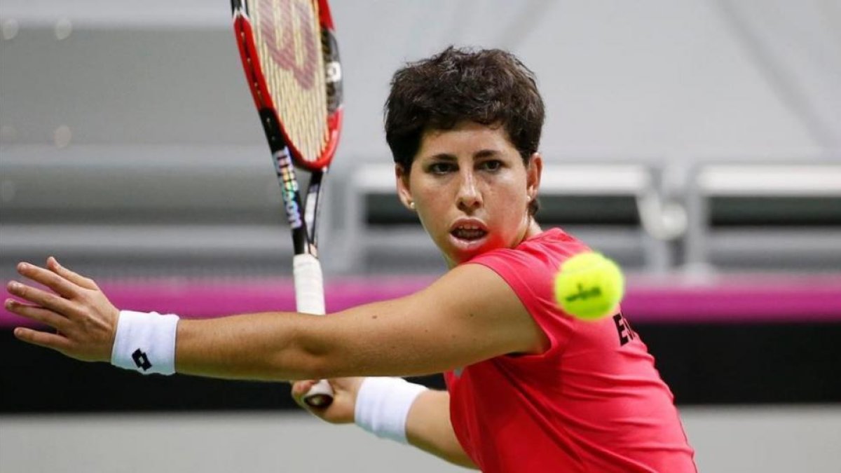 Carla Suárez se prepara para devolver una bola.-AFP