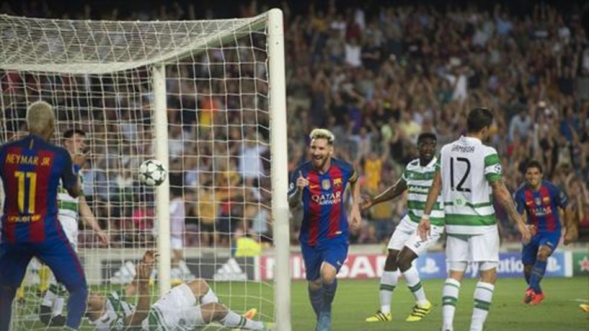 Neymar y Messi celebran el segundo gol del Barça, ayer ante el Celtic.-JORDI COTRINA