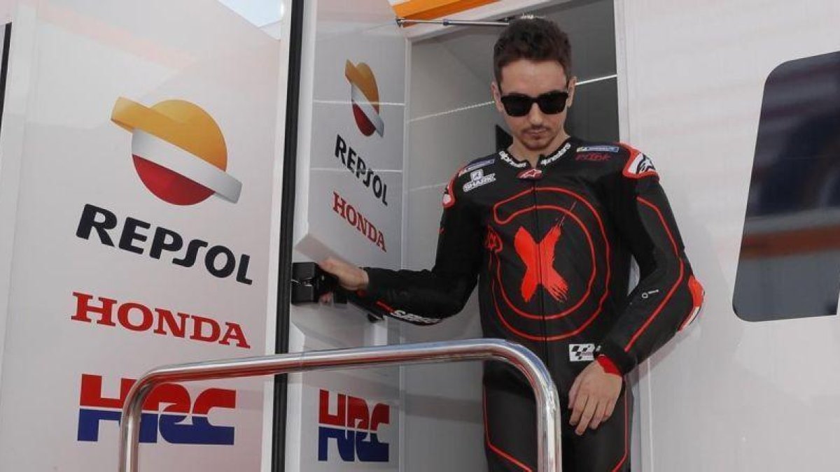 Jorge Lorenzo desciende del camión del equipo Repsol-Honda, el día que, por vez primera, probó la Honda en Cheste (Valencia).-REPSOL MEDIA / JAIME OLIVARES