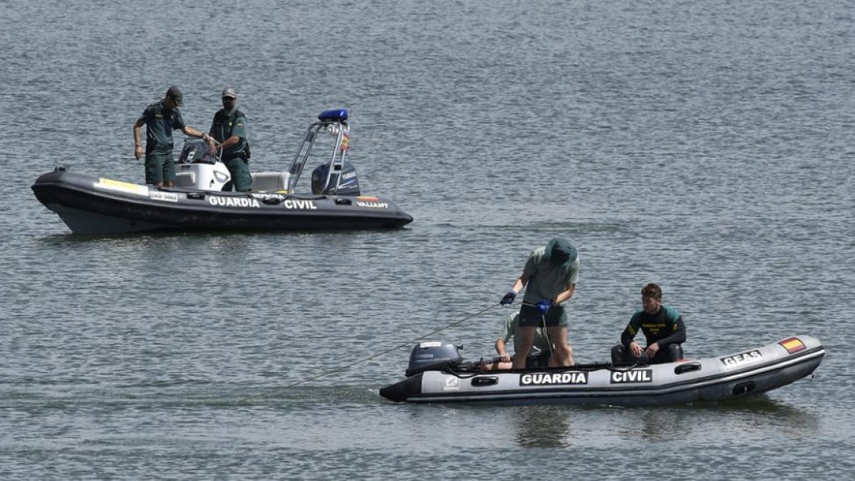 Dos lanchas de la Guardia Civil durante la búsqueda en la zona acotada.-VALENTÍN GUISANDE