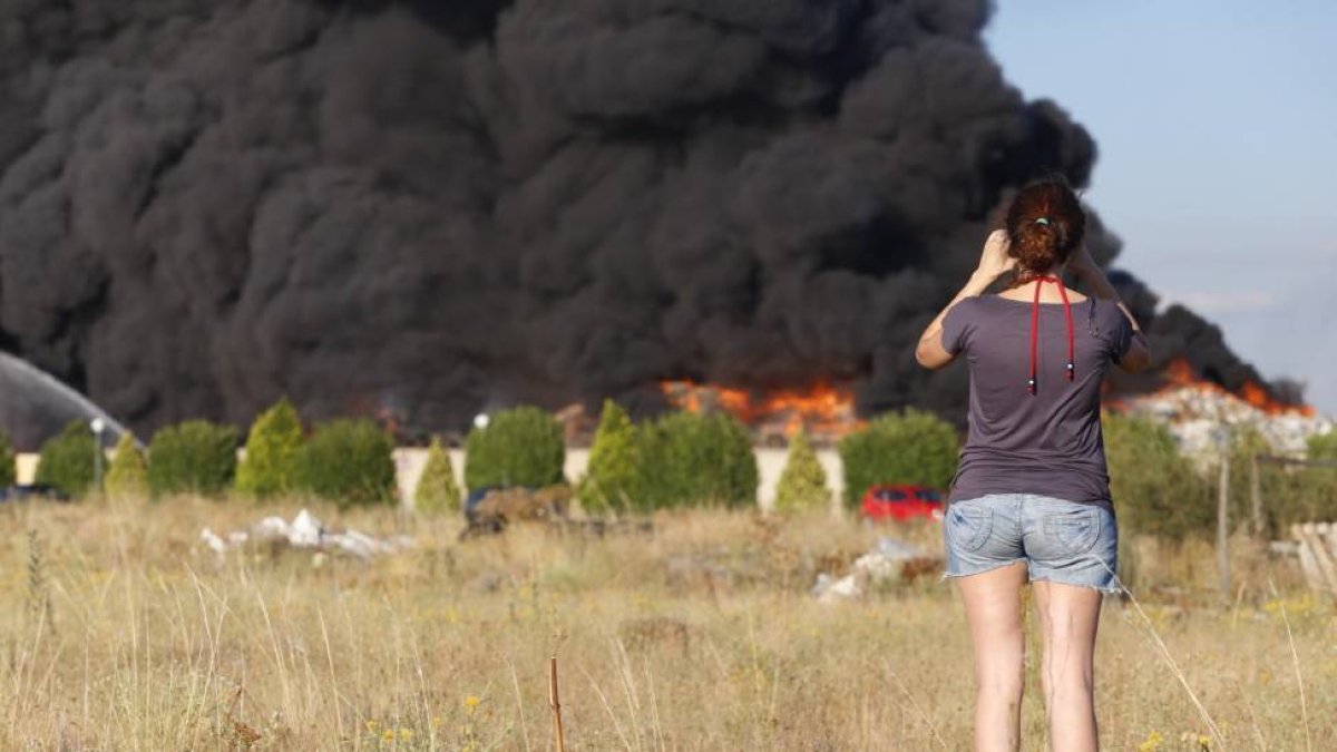 Incendio en la Planta de Reciclaje de Neumáticos de Ardoncino (León) Abrir Ficha Ampliar en margen izquierdo Abrir Ficha Ampliar en margen izquierdo Abrir Ficha Ampliar en margen izquierdo-Ical
