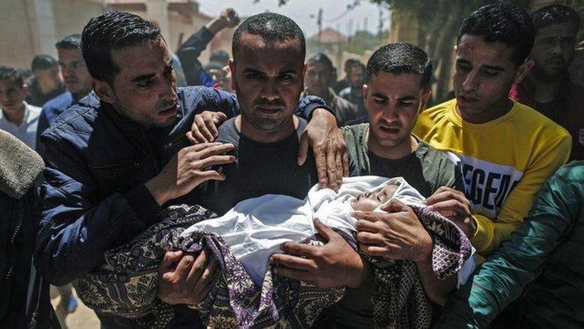 Funeral por el bebé muerto en Gaza.-AFP