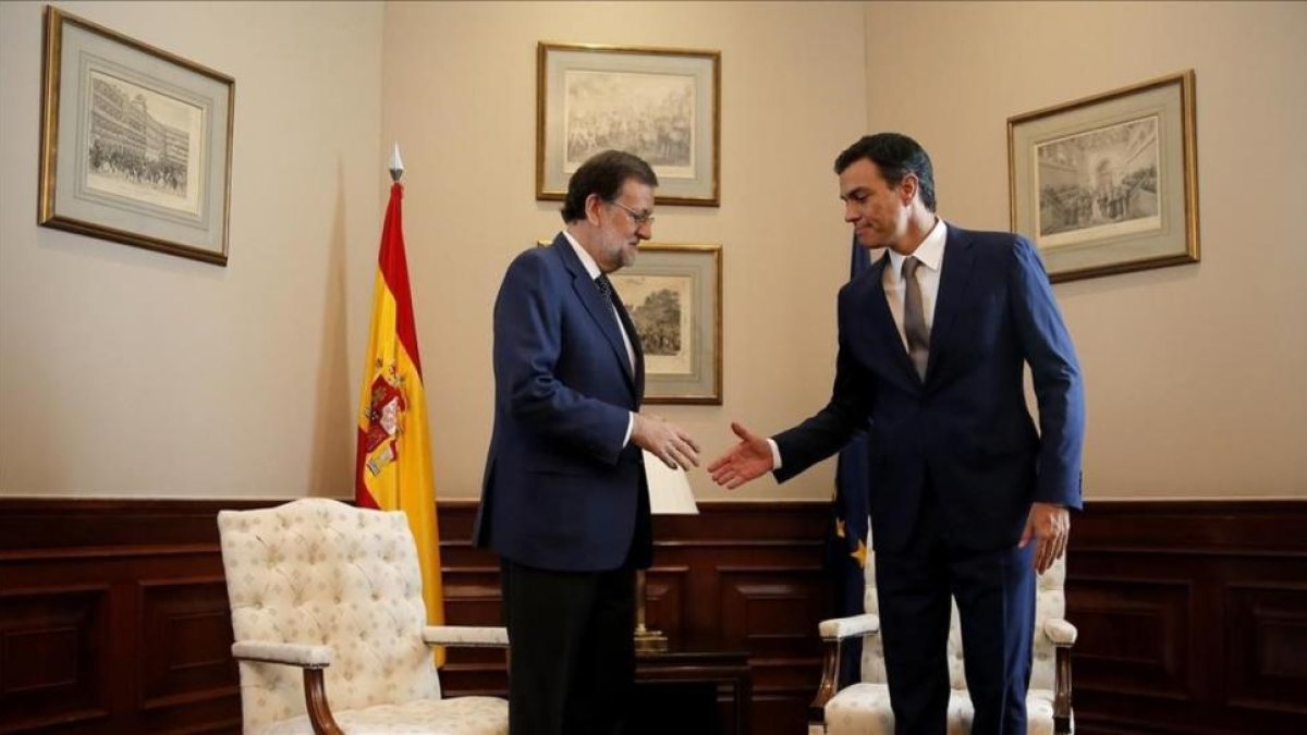 Mariano Rajoy y Pedro Sánchez, en agosto del año pasado.-JOSE LUIS ROCA