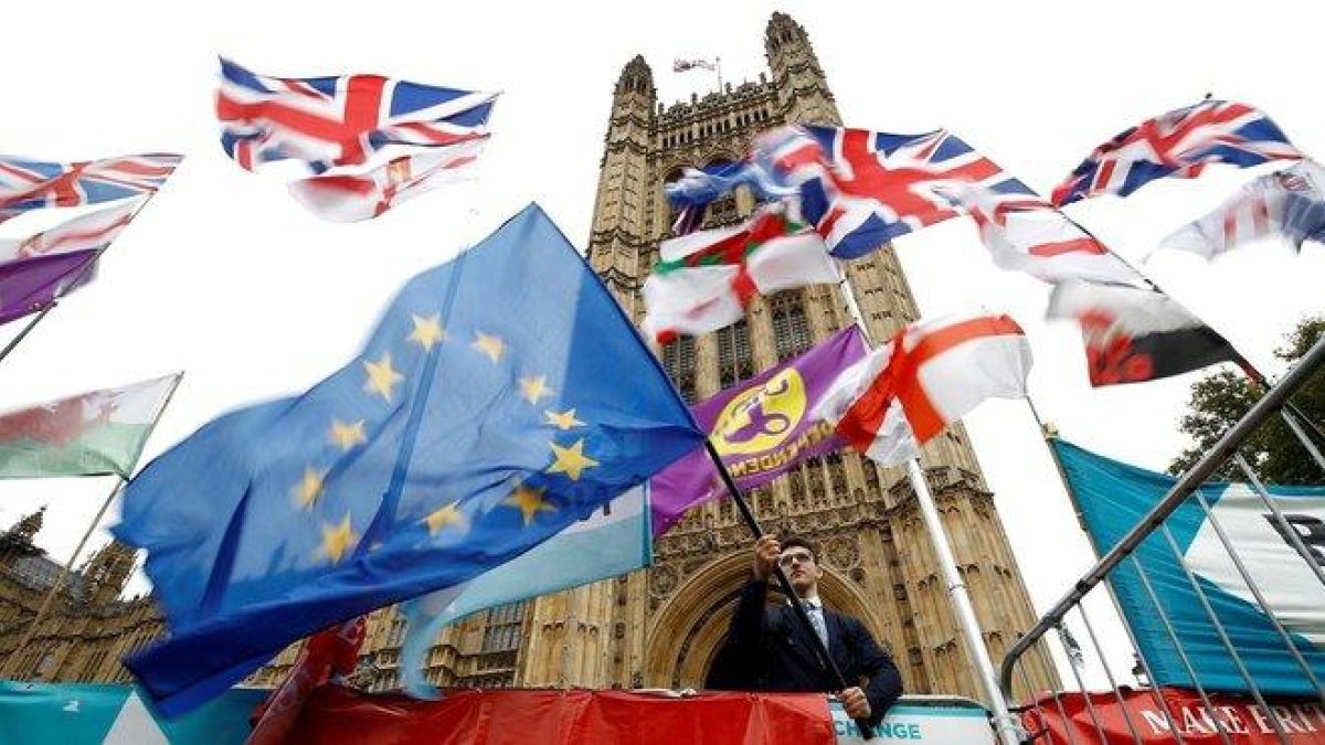 Banderas britanicas y europeas en Londres.-HENRY NICHOLLS