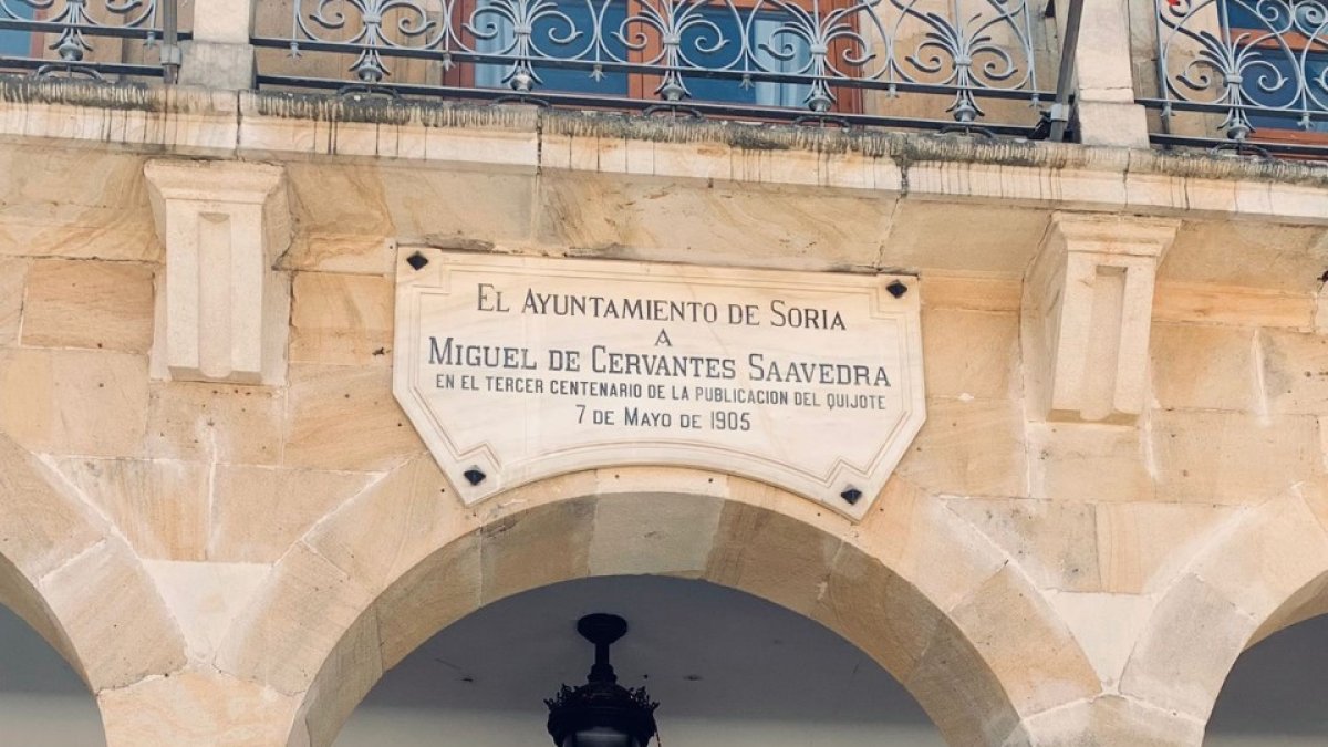 El Ayuntamiento de Soria rindió ayer homenaje a los atletas sorianos Marta Pérez y Daniel Mateo que compitieron en los Juegos de Tokio. HDS