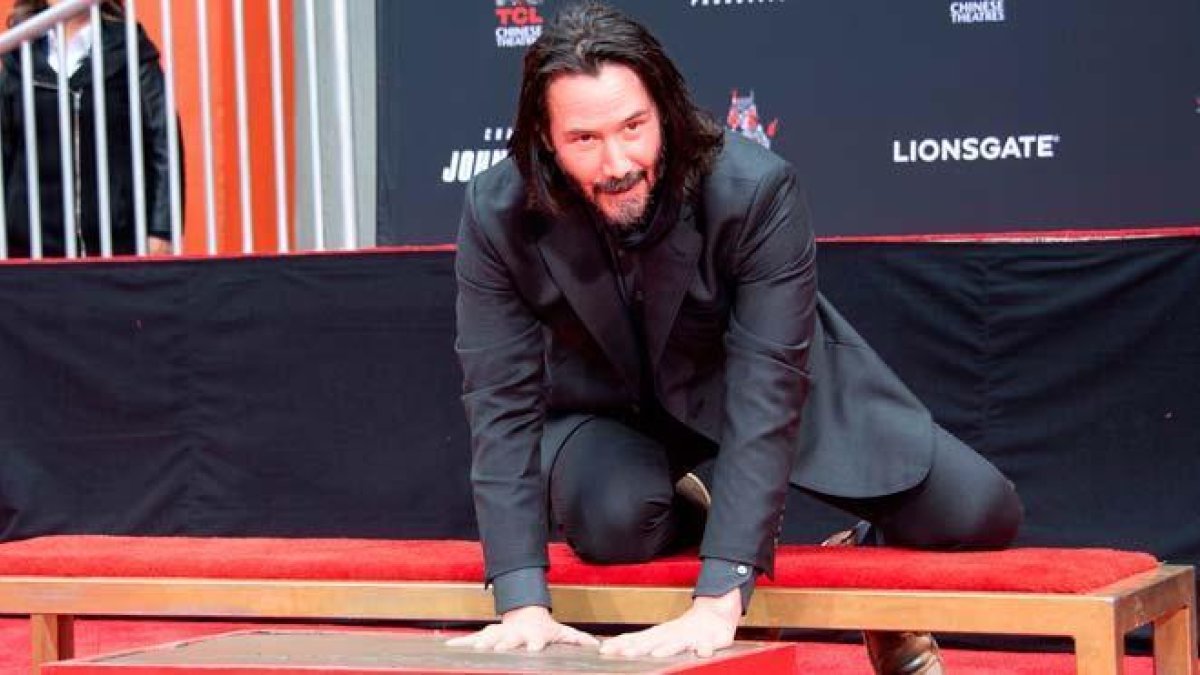 El actor canadiense Keanu Reeves ha inmortalizado este jueves sus huellas y firma en cemento frente al Teatro Chino de Los Ángeles.-