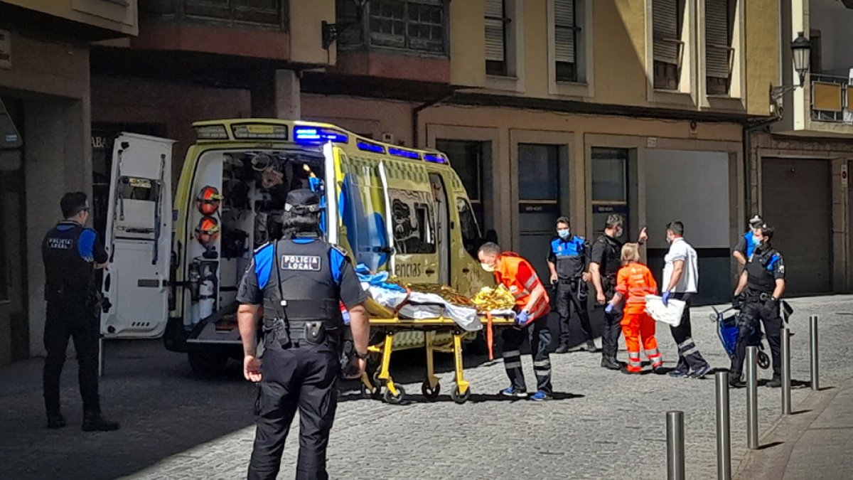El menor trasladado en ambulancia el domingo. MARIO TEJEDOR