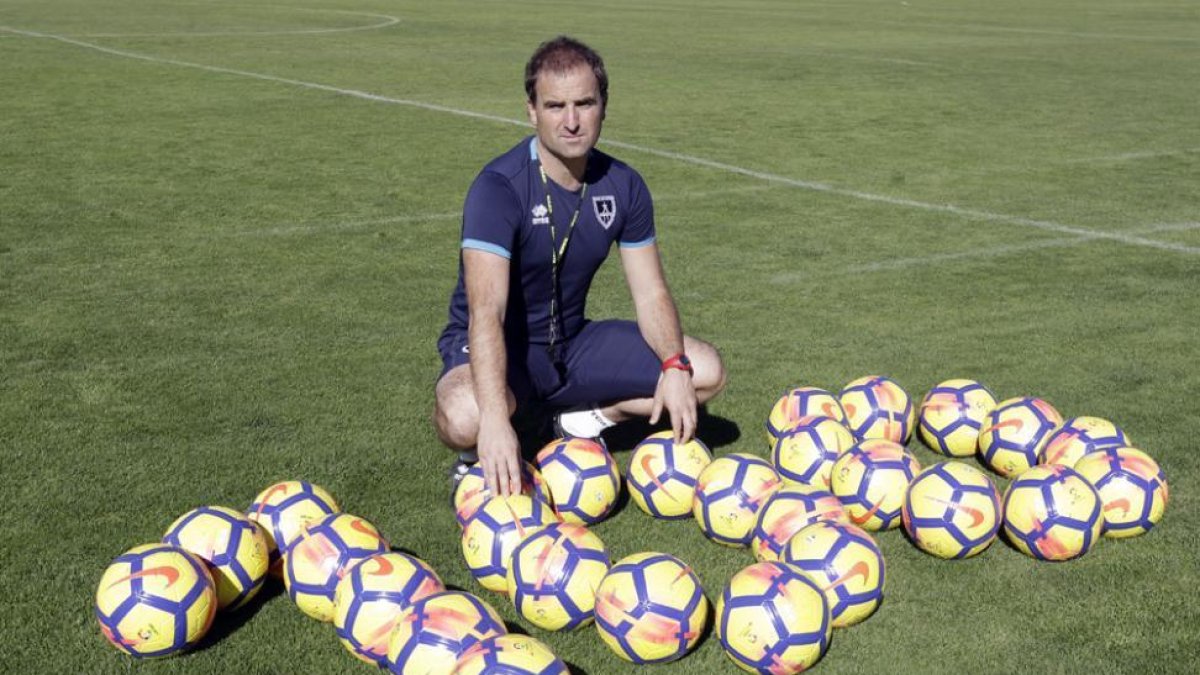 Jagoba Arrasate posa con los balones marcando el número cien de sus partidos como entrenador numantino en el césped del anexo de Los Pajaritos.-Luis Ángel Tejedor