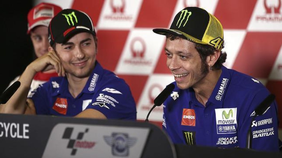 Valenrino Rossi y Jorge Lorenzo, durante la rueda de prensa previa al inicio de los entrenamientos del GP de Australia, en Phillip Island.-AP / ROB GRIFFITH