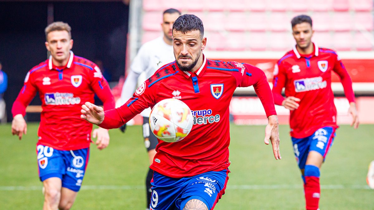 Rubén Mesa intenta controlar el balón en el partido del pasado domingo frente al Real Unión. MARIO TEJEDOR