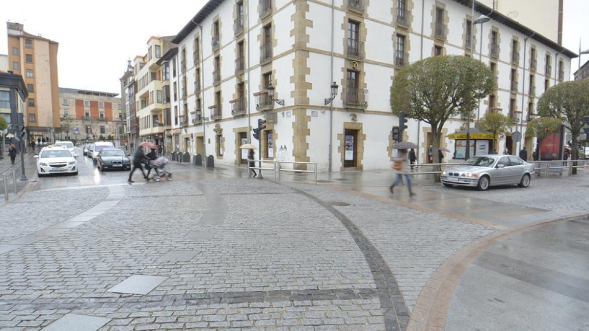 La intersección de Jurados de Cudrilla con Ramón y Cajal, desde Mariano Granados.-Marcos de Miguel