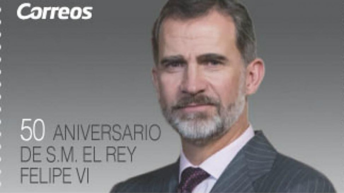 Un detalle del sello conmemorativo del 50 aniversario del Rey.-EL PERIÓDICO