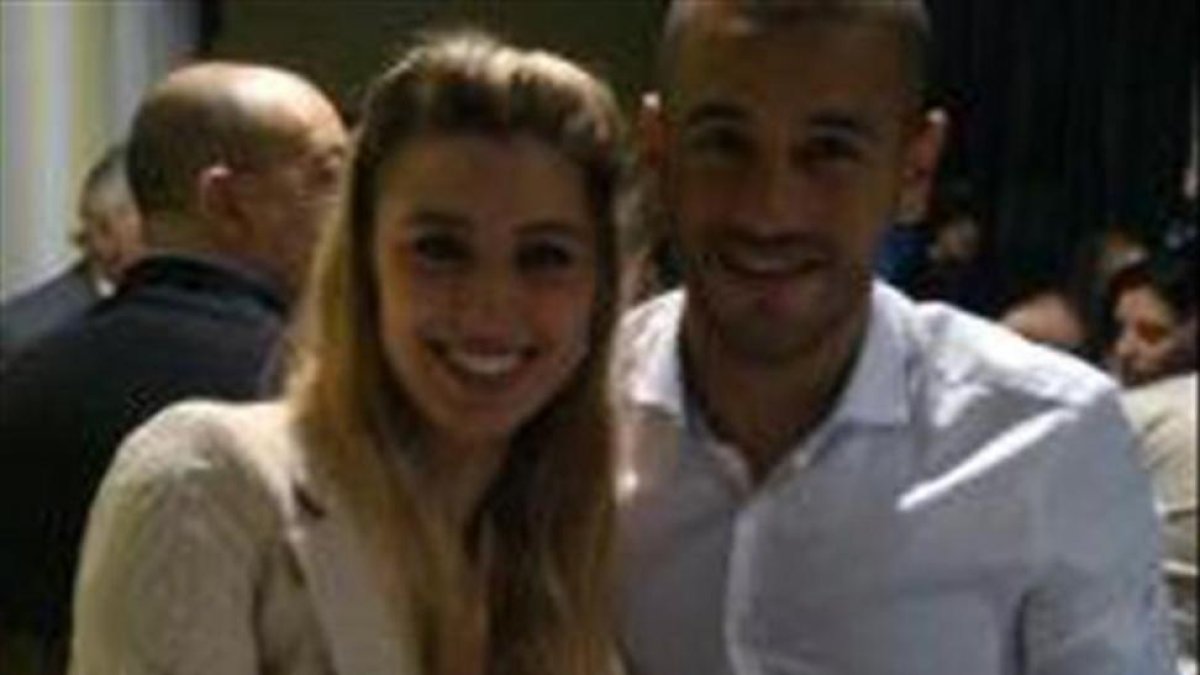 Rodrigo Espíndola, junto a su esposa.-TWITTER