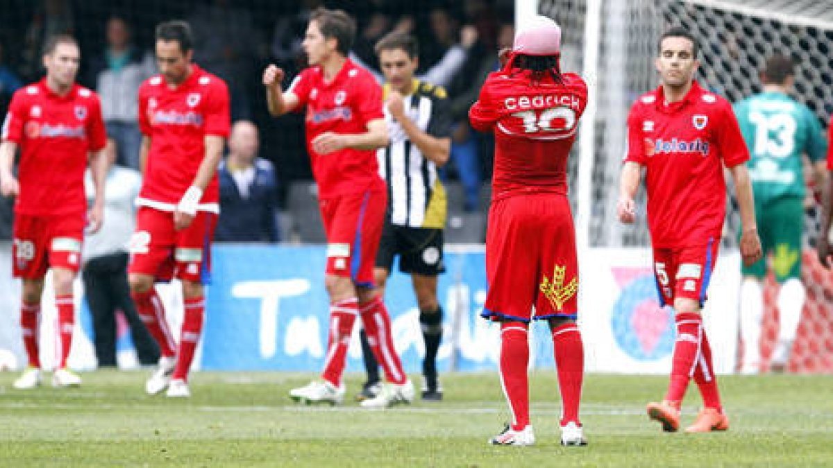 Cedrick se lamenta por uno de los goles encajados ante el Cartagena. / ÁREA 11-