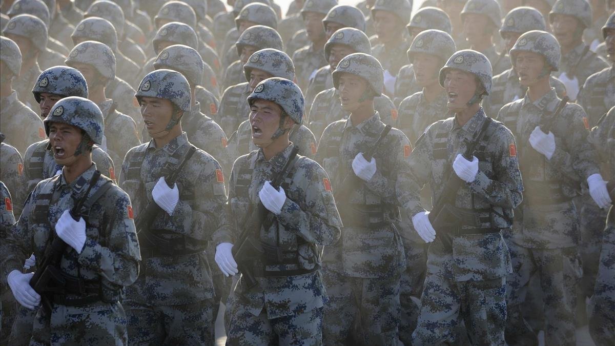 Soldados chinos durante un desfile.-JOE CHAN