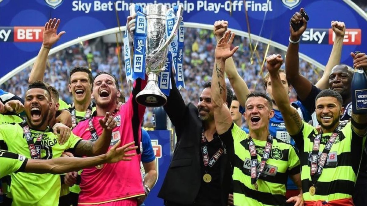 Los jugadores y técnicos del Huddersfield celebran el ascenso a la Premier-AFP