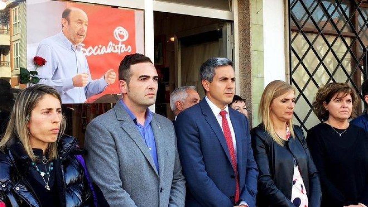Minuto de silencio ante la agrupacion socialista de Solares Cantabria por Alfredo Perez Rubalcaba En el centro Pablo Zuoloaga candidato a la presidencia de Cantabra y el secretario general de la agrupacion Borja Sañudo.-J.J. FERNÁNDEZ