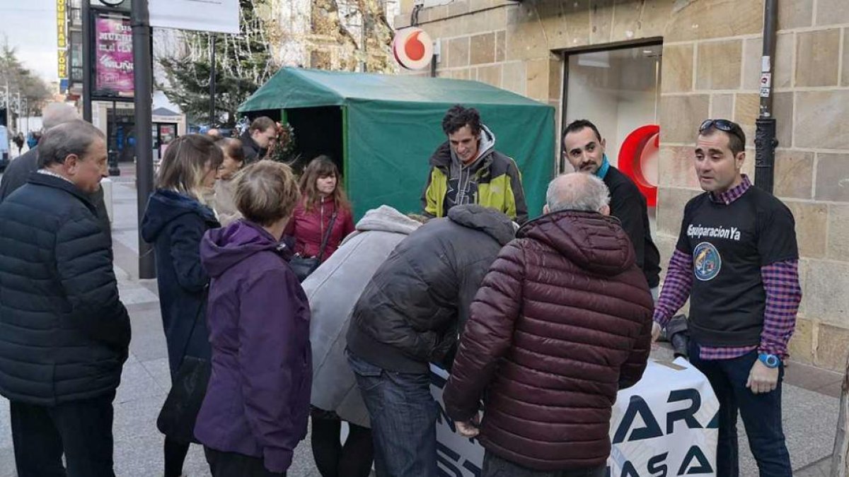 Recogida de firmas en El Collado.-J. R. R.