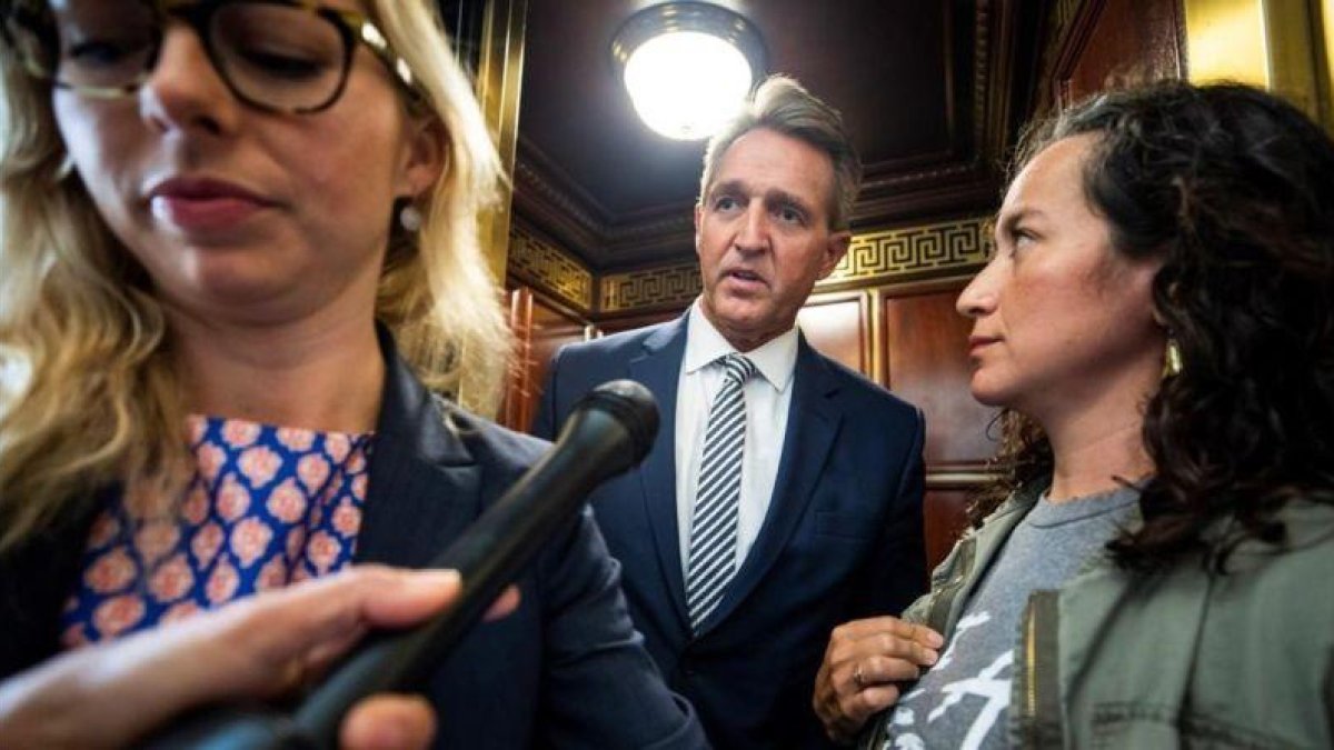 Una presunta víctima de violación, a la derecha, increpa al senador Jeff Flake.Una presunta víctima de violación, a la derecha, increpa al senador Jeff Flake.-EFE / JIM LO SCALZO