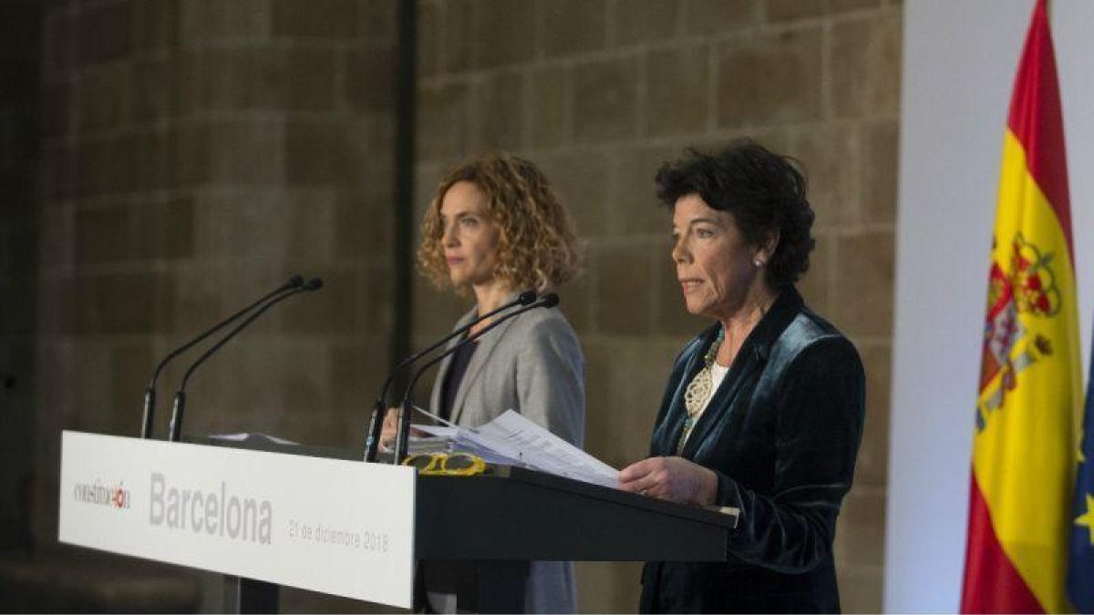 Las ministras Meritxell Batet (izquierda) y Isabel Celaá (derecha) en la rueda de prensa posterior al Consejo de Ministros celebrado en Barcelona.-ALBERT BERTRÁN (EL PERIÓDICO)