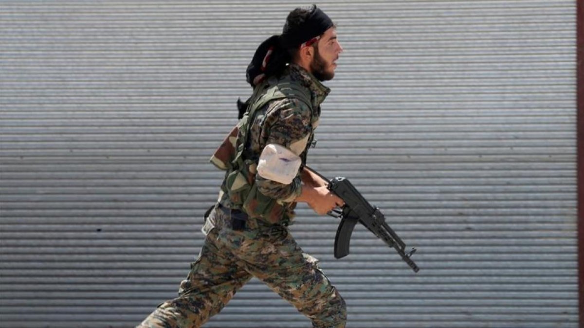 Un miliciano de las Fuerzas Democráticas Sirias en Raqqa.-GORAN TOMASEVIC