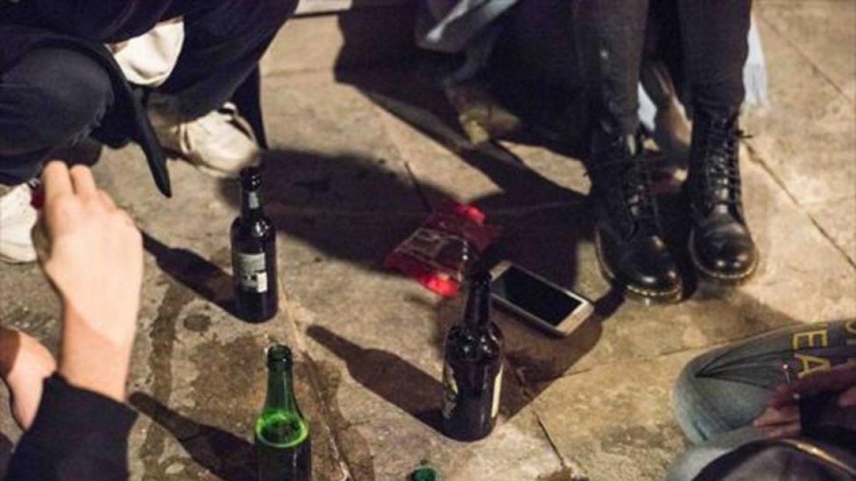 Unos jóvenes hacen 'botellón' en la vía pública.-ADRIANA DOMÍNGUEZ.
