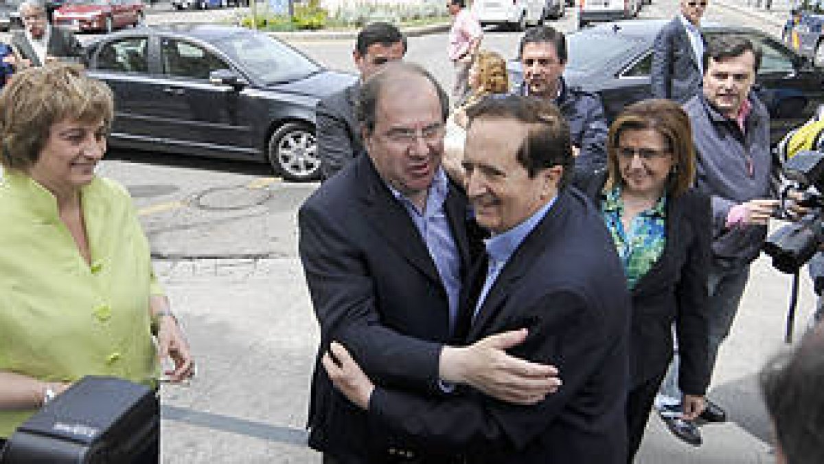 Juan Vicente Herrera se saluda con Juan José Lucas ante la presencia de María Jesús Ruiz y Marimar Angulo. / Ú.S.-