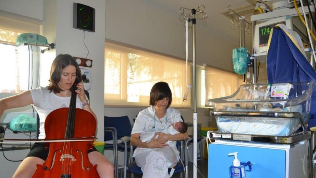 Susana Velasco toca el violonchelo en la unidad de neonatos del Río Hortega, para medir el efecto de la música en los bebés prematuros ingresados .-E. M.
