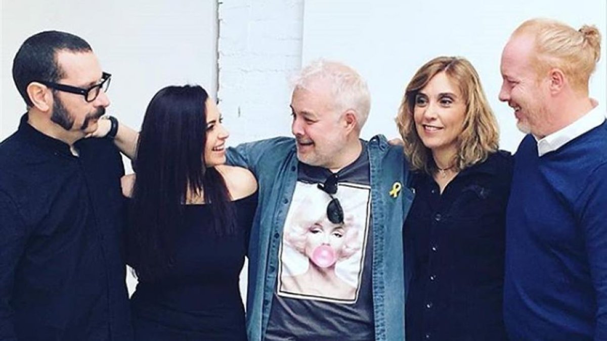 De izquierda a derecha, David Muñoz (el dado), Yolanda Ventura (la ficha amarilla), Tino Fernández (la ficha roja), Gemma Prat (la ficha verde) y Frank Díaz ( la ficha azul) en la actualidad, tras el reciente reencuentro de Parchís.-INSTAGRAM