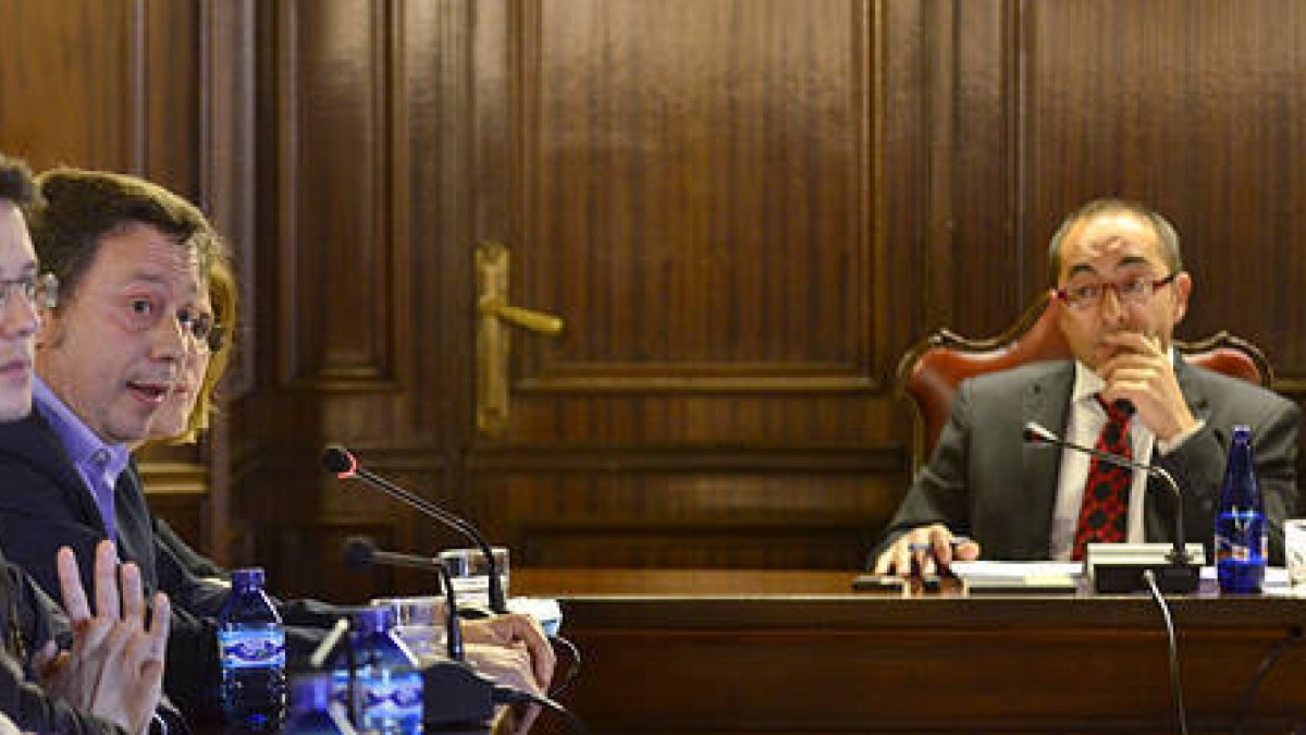 Luis Rey escucha atentamente a Adolfo Sainz durante su turno de palabra. / ÁLVARO MARTÍNEZ-