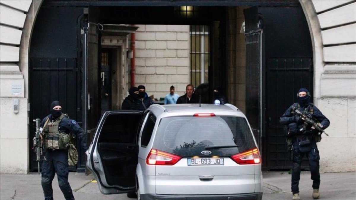Llegada de Abdeslam al palacio de Justicia de París.-MATTHIEU ALEXANDRE