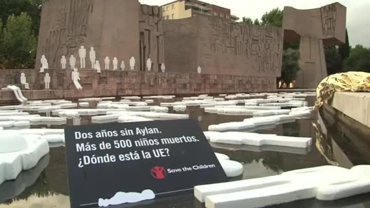 Acto de Save the Children en la plaza Colon de Madrid con motivo del segundo aniversario de la muerte del niño refugiado Aylan.-EL PERIÓDICO