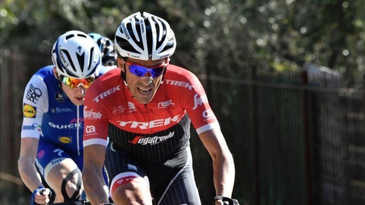 Alberto Contador y Dan Martin, durante su intento de fuga en la sexta etapa de la París-Niza.-AFP / PHILIPPE LOPEZ