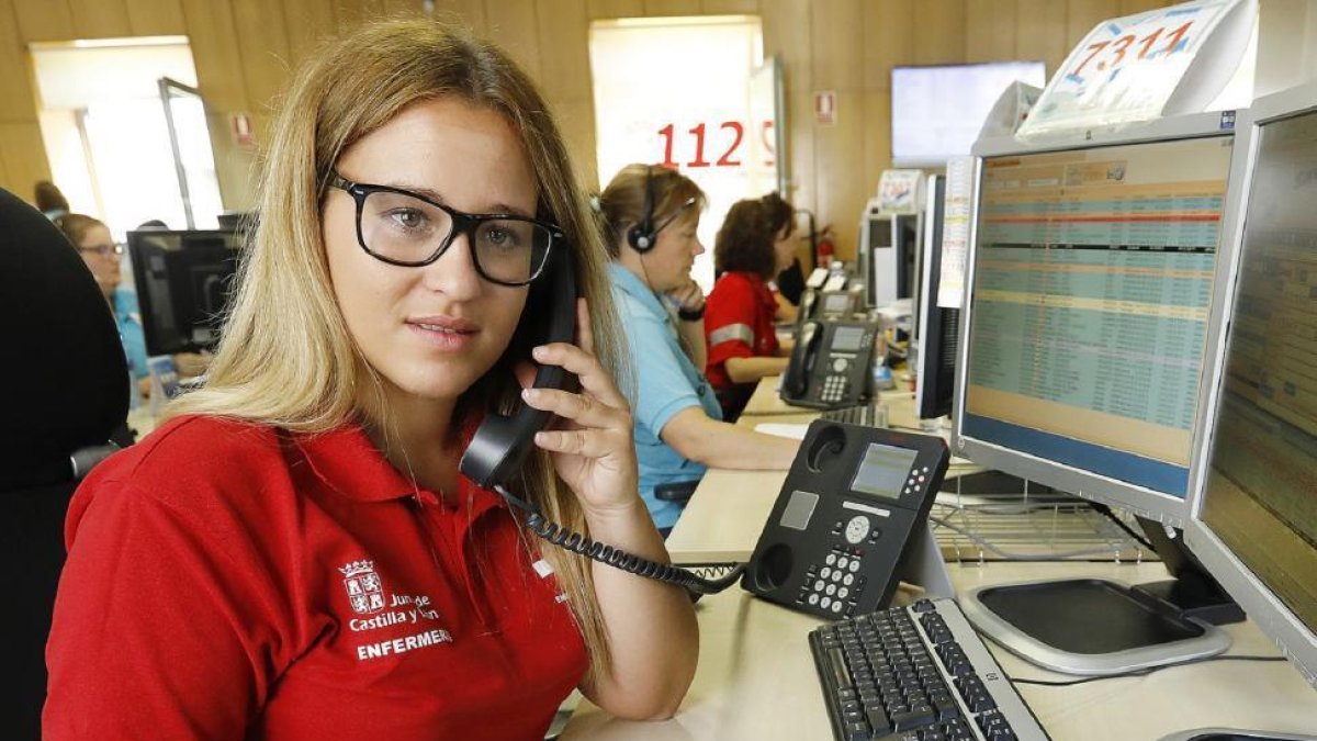 La enfermera de emergencias, Melania Morán, en su puesto-J.M.LOSTAU