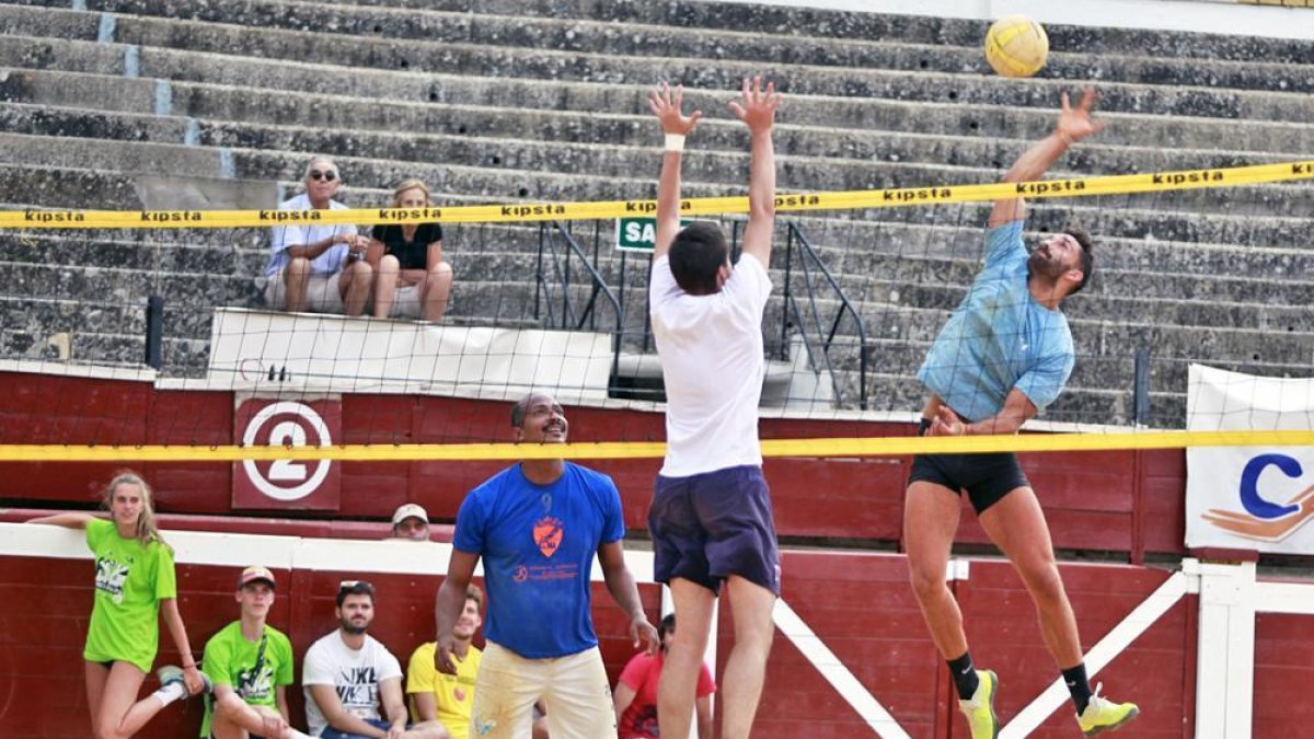 El Voley Plaza vuelve tras el parón por la pandemia. HDS