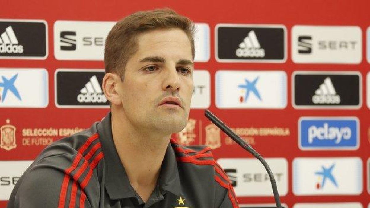 El seleccionador español Robert Moreno en rueda de prensa antes de recibir a Malta en Cádiz.-EUROPA PRESS