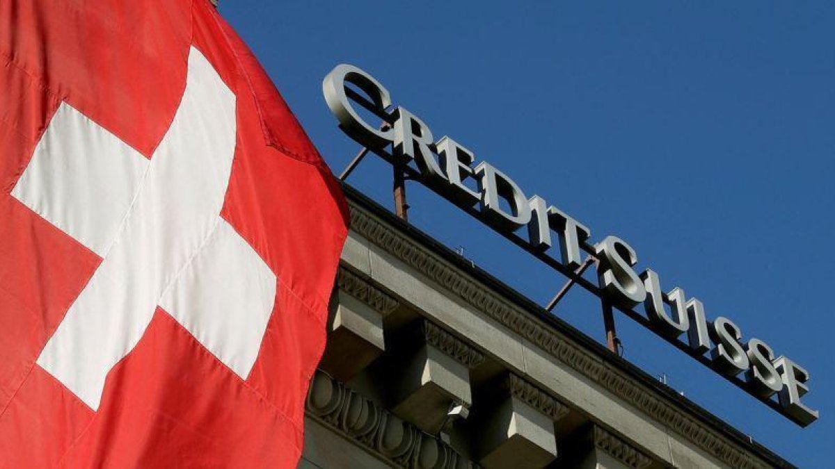 La bandera suiza ondea en la sede central de Credit Suisse, en Lucerna.-ARND WIEGMANN (REUTERS)