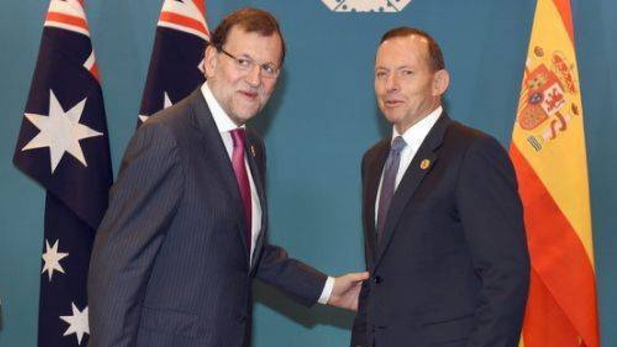 El primer ministro australiano, Tony Abbott, saluda al presidente español, Mariano Rajoy, en la cumbre del G-20, en Brisbane (Australia).-Foto: WILLIAM WEST / POOL / EFE