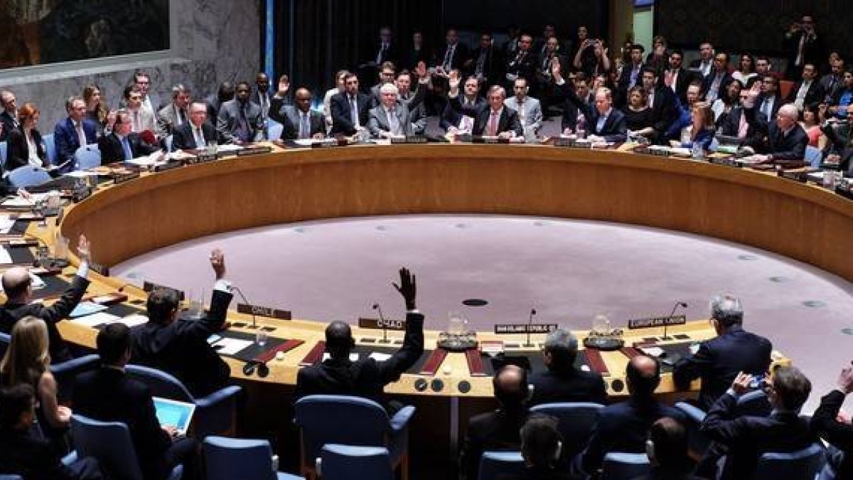 Votación del Consejo de Seguridad de la ONU en que se ha acordado levantar las sanciones a Irán.-Foto: AFP / JEWEL SAMAD