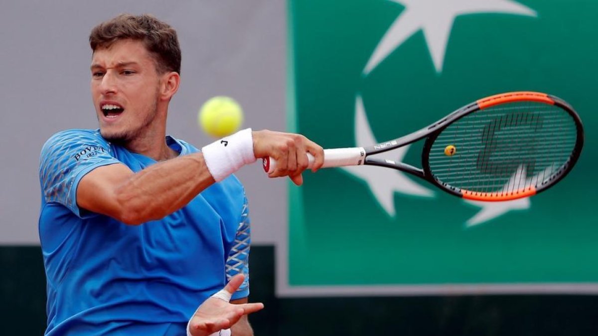 Pablo Carreño Busta devuelve una bola al argentino Federico Delbonis.-/ GUILLAUME HORCAJUELO (EFE)