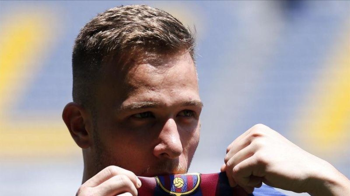 Arthur, en su presentación como nuevo jugador del Barça el pasado 12 de julio.-AFP / PAU BARRENA