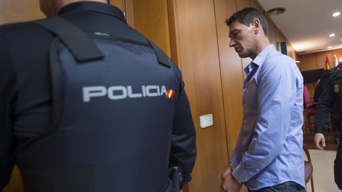 El hombre condenado a 19 años y 5 meses por maltratar a su mujer, que quedó parapléjica tras saltar por la ventana para huir de la última paliza, durante la vistilla que se ha celebrado esta mañana en la Audiencia de Cantabria.-EFE